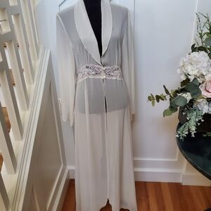 Elegant Vintage Lace Trimmed Sheer Robe Peignoir Dressing Gown